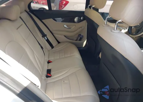 2017 Mercedes-Benz C 300 4Matic/Luxury 4Matic/Sport 4Matic z USA, uszkodzony, nr VIN 55SWF4KB8HU208704